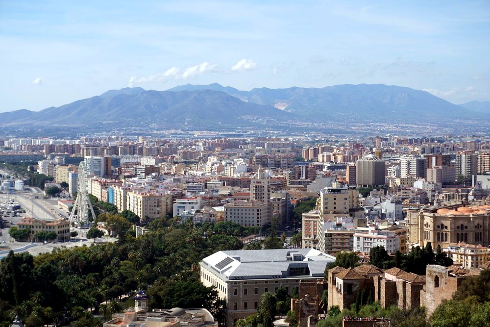 Vista de Málaga con la ciudad y las montañas al fondo, escenario de actividades de team building para empresas