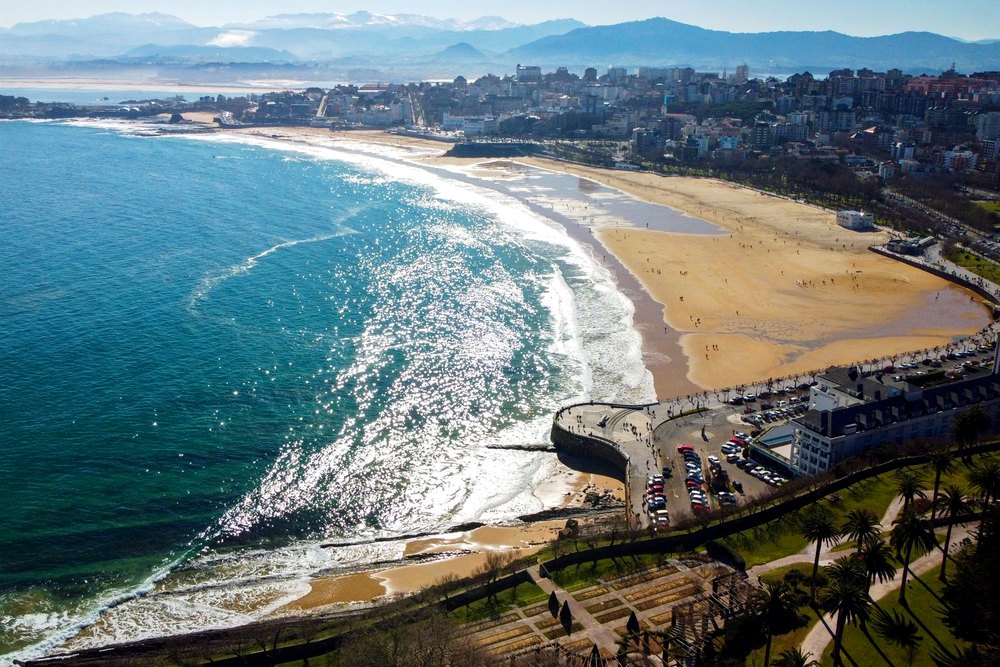 Vista de la bahía de Santander y El Sardinero, entorno de actividades de team building para empresas