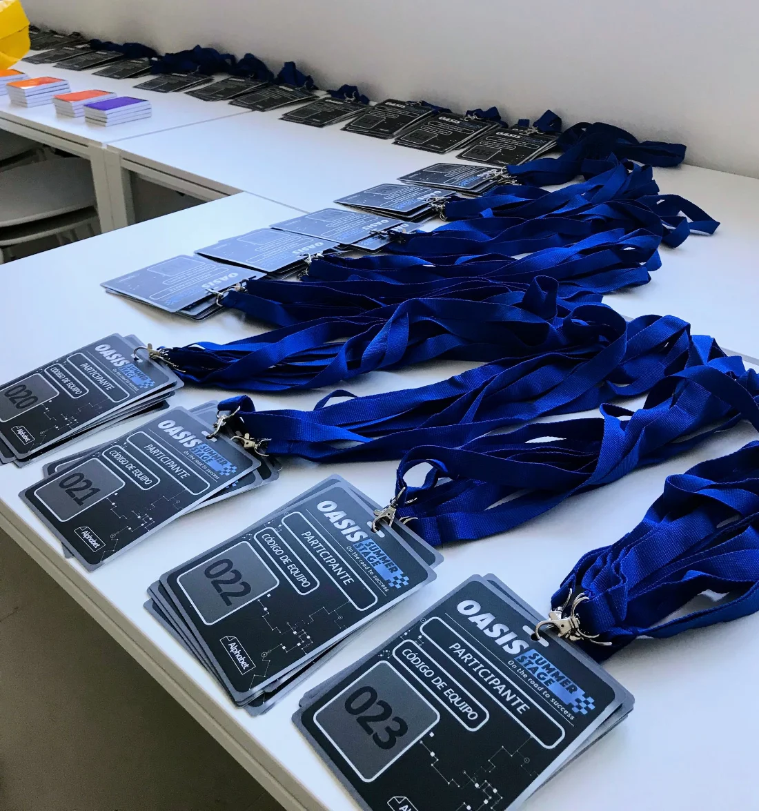 Acreditaciones y materiales personalizados para una experiencia gamificada de empresa