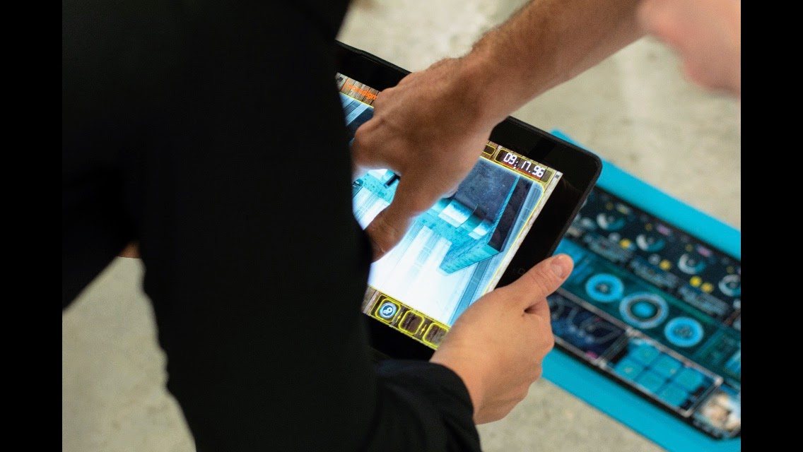 Interacción con realidad aumentada en una app gamificada a medida