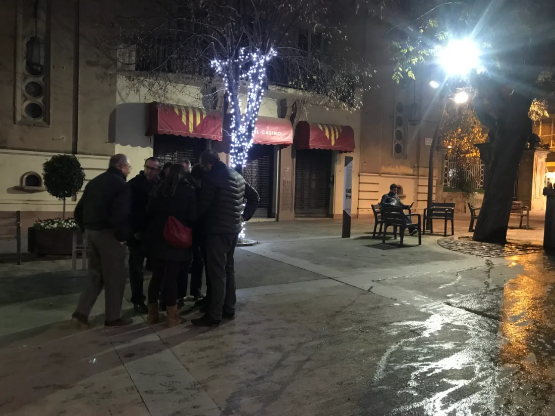 Equipo de empresa realizando una actividad de team building en Barcelona