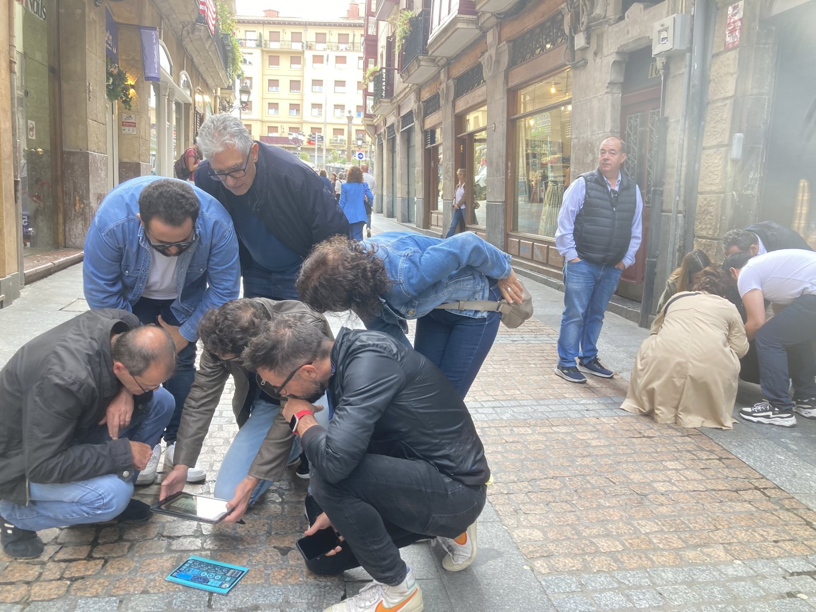 Equipo resolviendo un reto de Street Escape en Bilbao