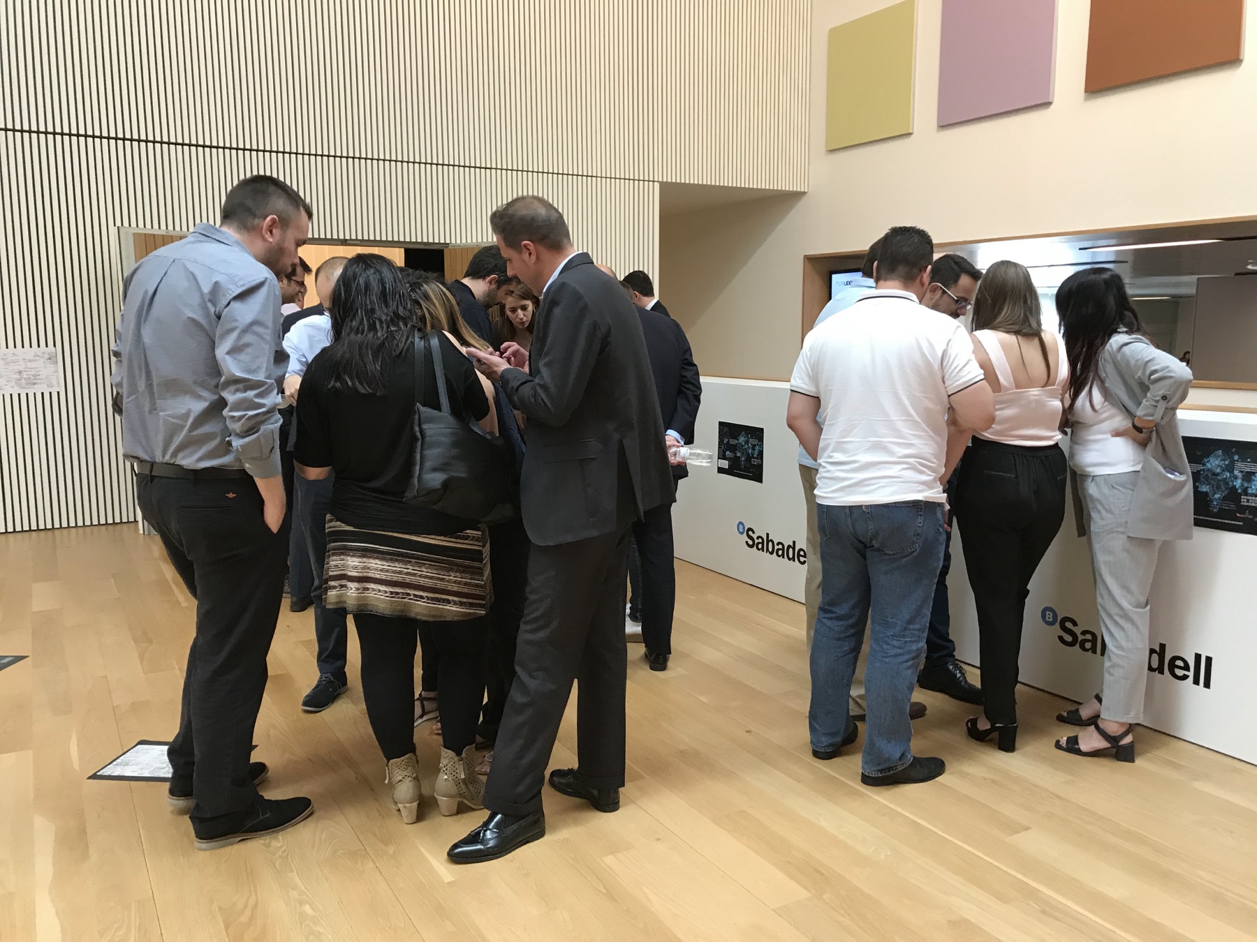 Equipos de empresa participando en un reto indoor en Barcelona