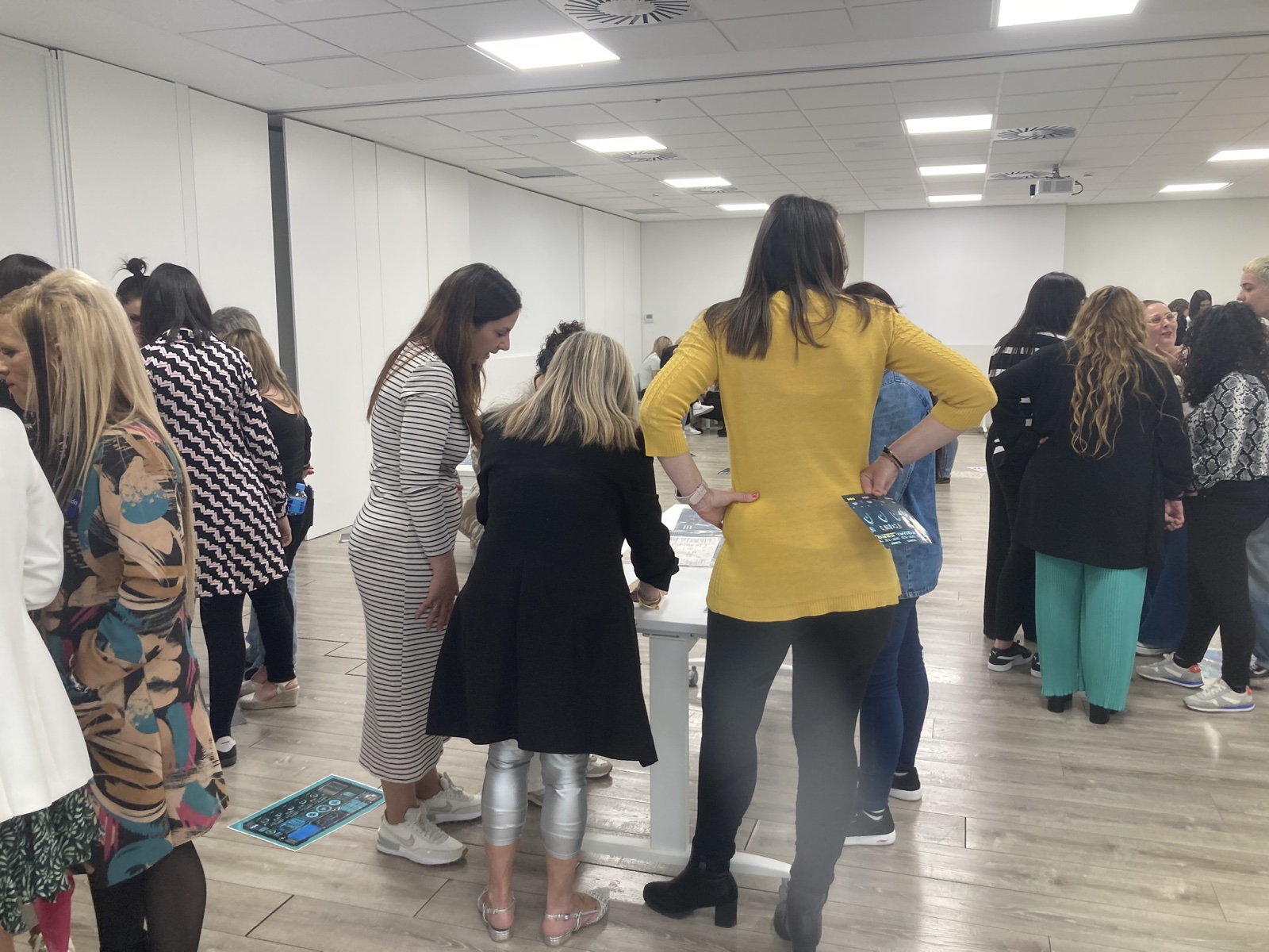 Equipo de empresa participando en un reto indoor en Valencia