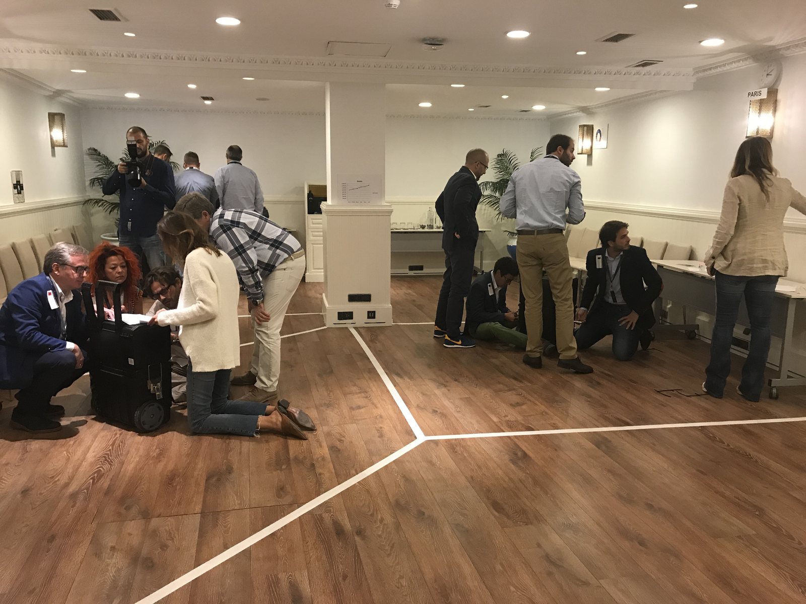 Equipo de empresa resolviendo un reto de Escape Room indoor