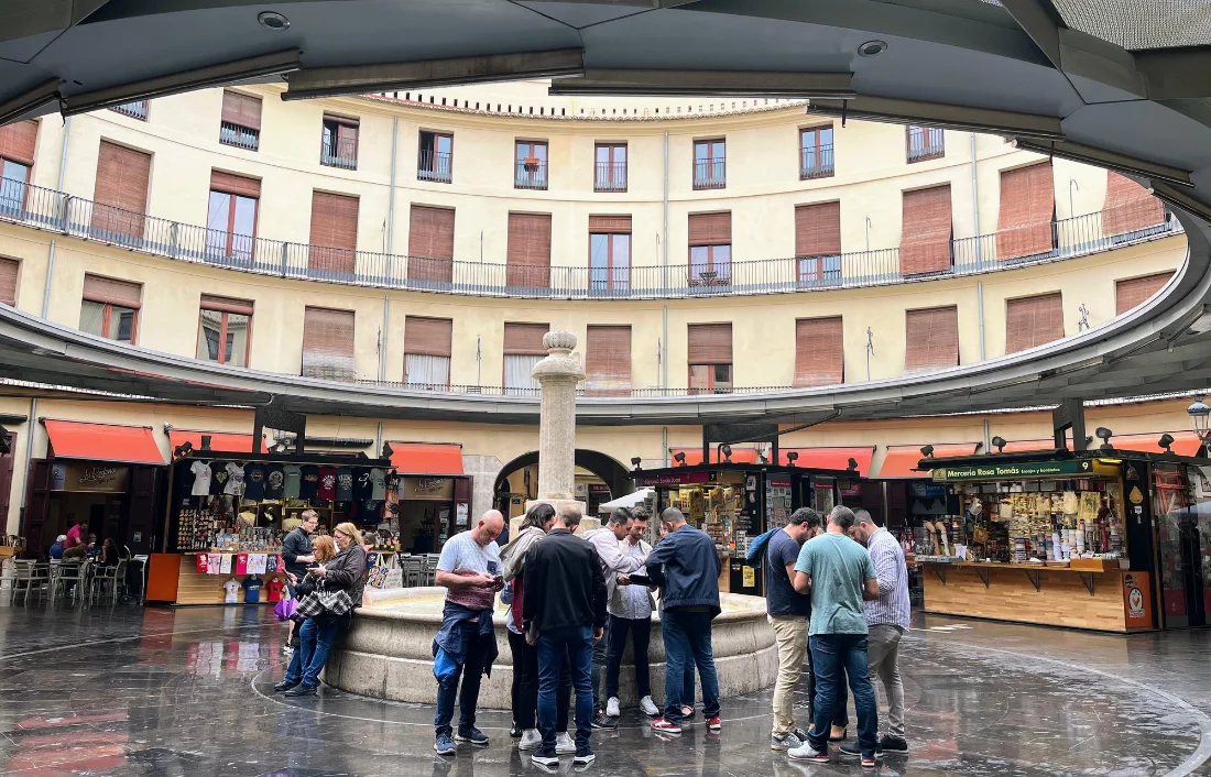 Equipos jugando a la gymkana digital en la Plaza Redonda de Valencia