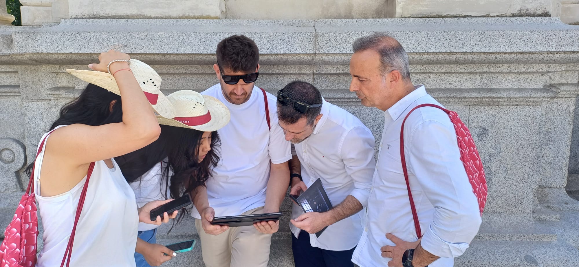 Equipo de empresa resolviendo un reto con tablet durante una gymkana digital en Málaga