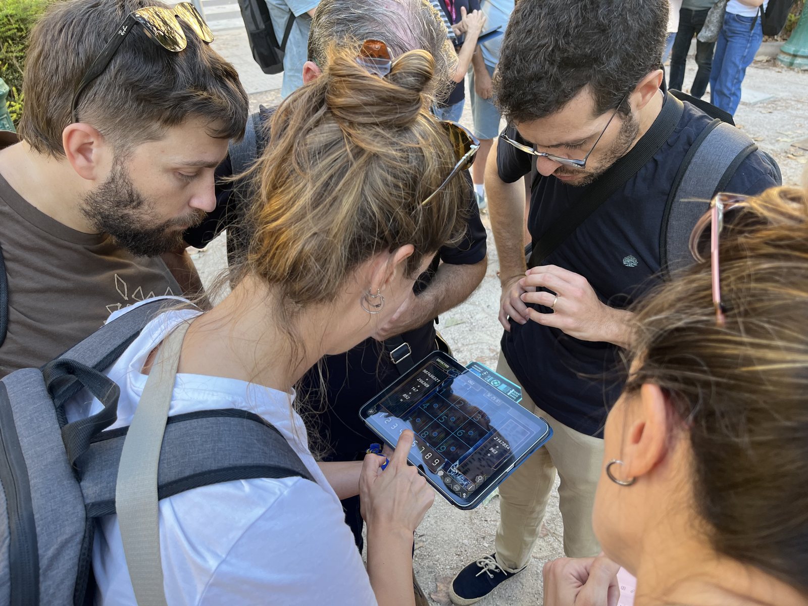 Equipo de empresa participando en un Street Escape en Valencia