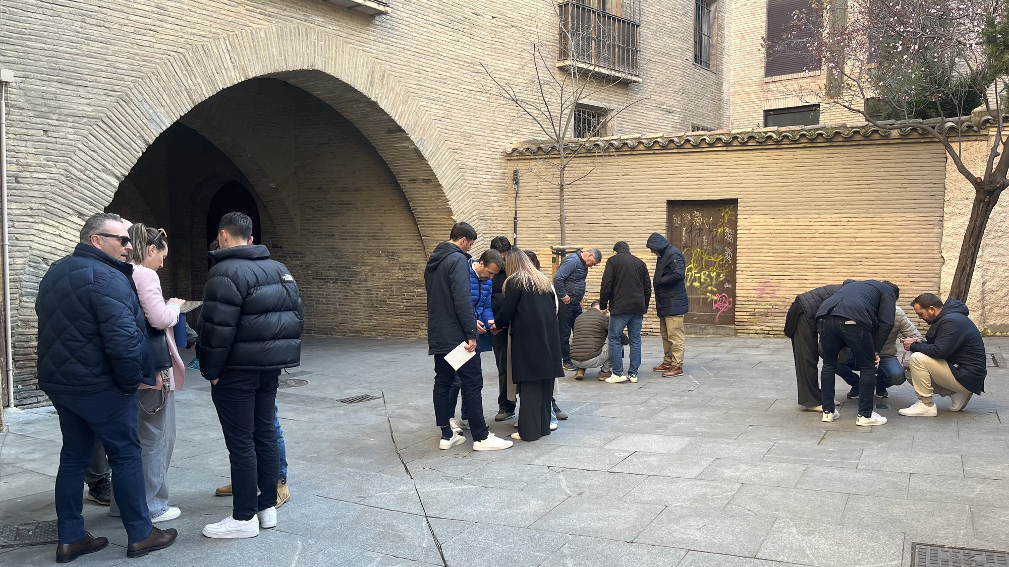 Equipos de empresa recorriendo el casco histórico de Zaragoza durante un Street Escape
