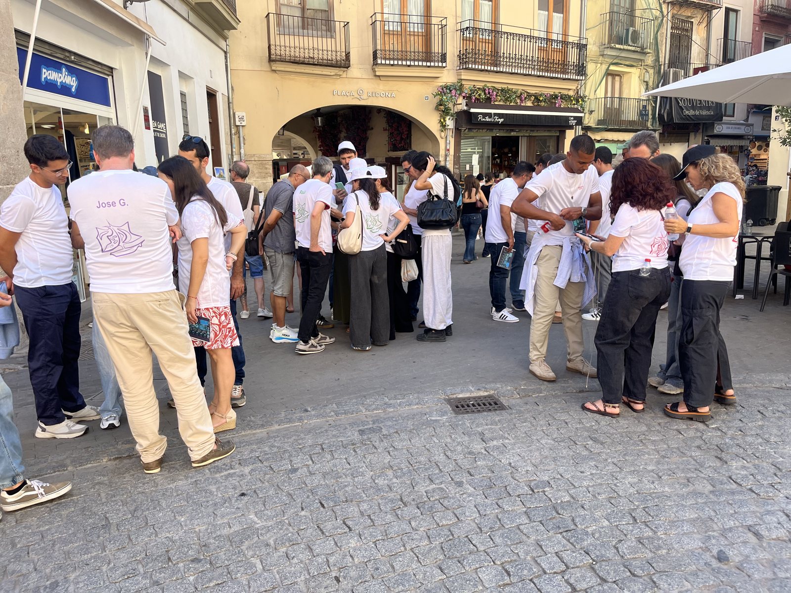 Grupo de empresa participando en una gymkana digital en Valencia