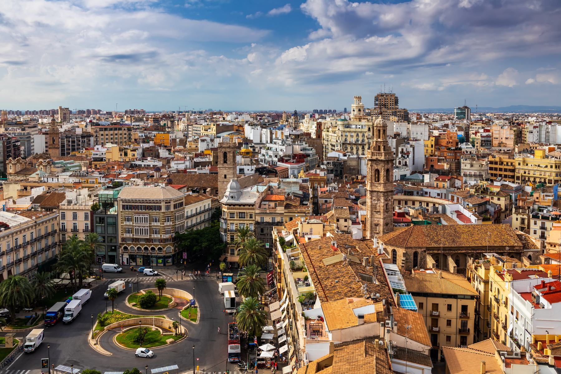 Equipo de empresa realizando una actividad de team building en una zona urbana de Valencia