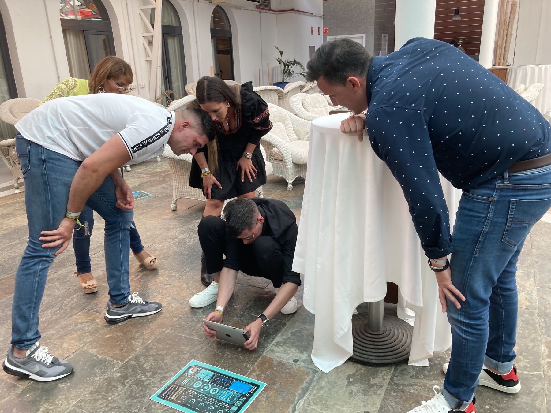 Equipo de empresa participando en una actividad de team building indoor en Valencia