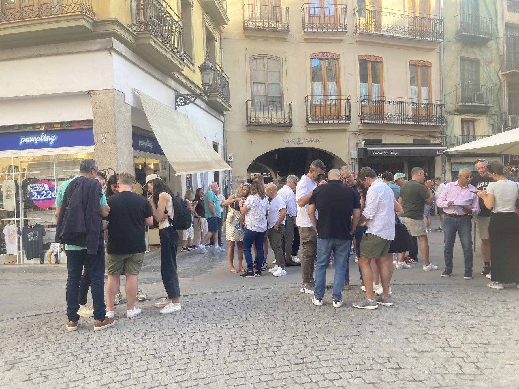Grupo grande de empresa durante una actividad de team building en Valencia
